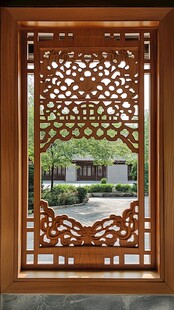 木雕窗纱映衬的传统庭院美景