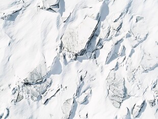 雪地裂缝与冰块