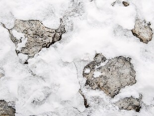 雪覆盖的岩石地貌