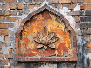 砖墙上的莲花装饰