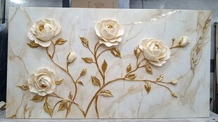 米白色大理石上的金色花卉雕刻