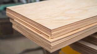 木材加工厂的胶合板堆叠