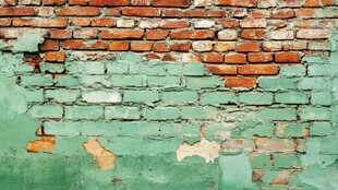 风化砖墙与剥落油漆