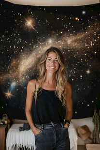 微笑女士与星空背景