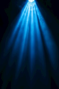 黑暗中的蓝色光束