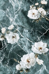 绿色大理石上的白色花朵