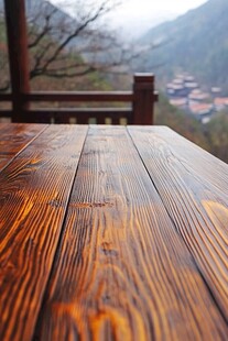 木制桌子上的山景