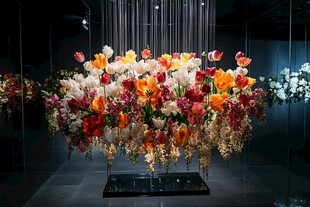 悬挂花卉艺术展