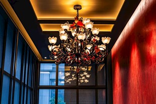 红色空间中的现代吊灯