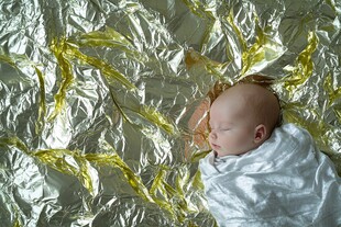 金色箔片上的宁静新生儿