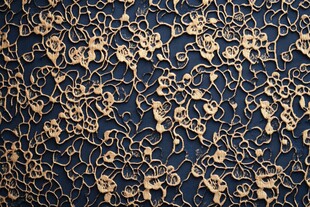 金色花纹蓝色背景的蕾丝纹理