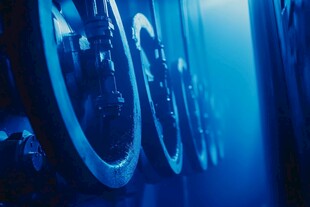 工业蓝光下的管道阀门