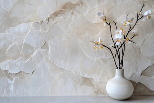 石材纹理与花瓶和谐共存