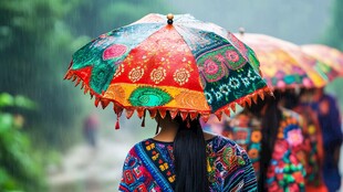 彩色雨伞下的女子