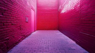 粉红色砖墙走廊