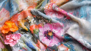 色彩斑斓的花卉图案织物