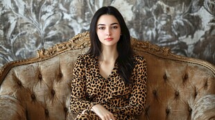 优雅女性坐在复古沙发上