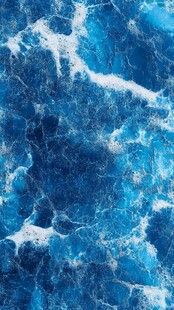 海洋表面的波涛与泡沫