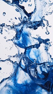 蓝色水花飞溅的抽象画