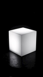 发光立方体在黑暗中创造光明空间