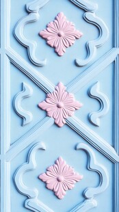 蓝色背景上的粉色花纹装饰