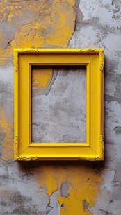 黄色相框与灰色墙面