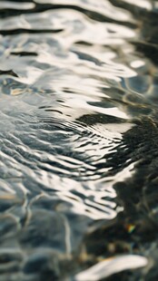 水波荡漾的宁静画面