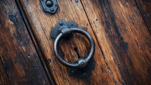 古老的木门与金属拉手