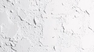 白色油漆剥落的墙面