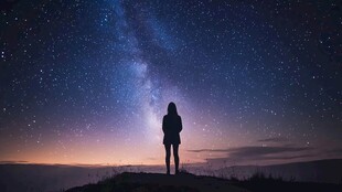 银河下的孤独女孩