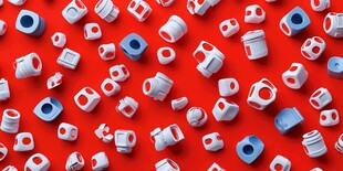 红色背景上的白色和蓝色塑料碎片