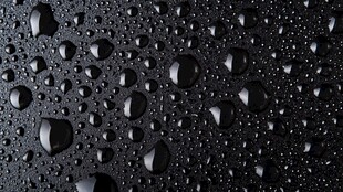 黑色表面的水滴