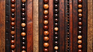 木珠串成的丰富织锦