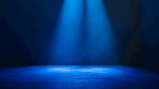 蓝色聚光灯下的空旷空间
