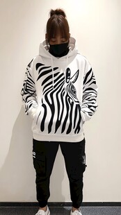 斑马纹连帽卫衣潮流搭配