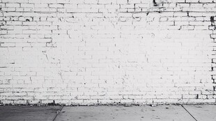 白色砖墙与水泥地