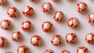 红色蛋壳上的金色花纹