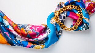 五彩斑斓的丝巾与金色链条的完美结合