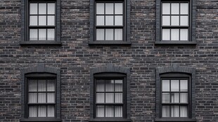 古老的砖墙与窗户