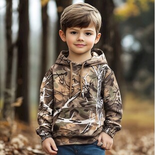 秋日森林中的小男孩