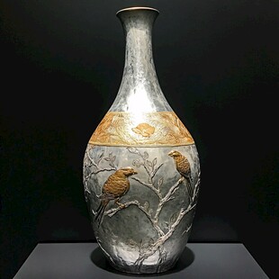 银色花瓶上的金色装饰和鸟类图案