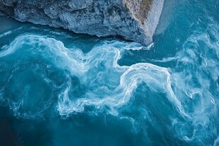 海浪与岩石的舞蹈