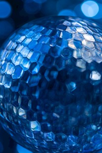 蓝色光影下的球形艺术