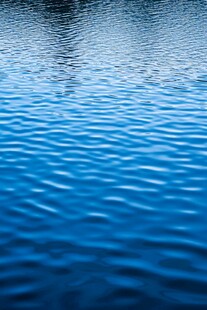 波光粼粼的蓝色水面