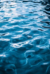 波光粼粼的清澈蓝水