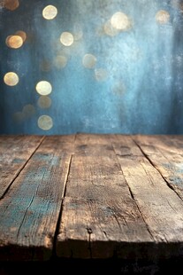 乡村木桌与蓝色背景的结合