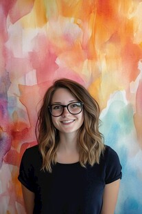 微笑的年轻女性与彩色抽象背景