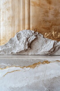 金色纹理与灰色岩石的并置