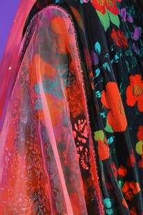 色彩斑斓的花卉图案服饰