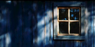 蓝色木墙上的窗户